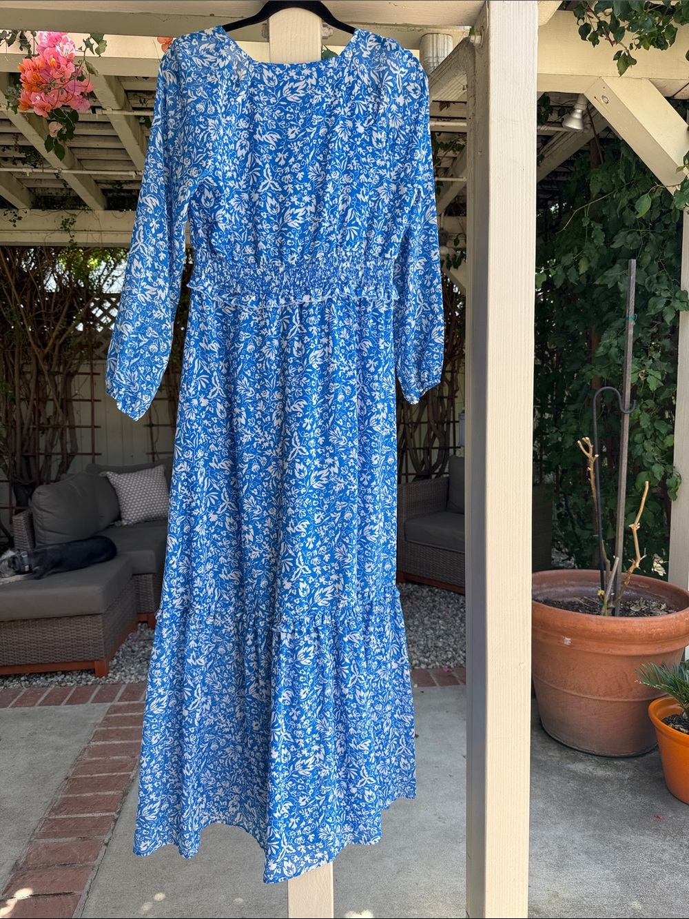Avec Les Filles Blue and White Floral V-Neck Maxi Dress - Picture 4 of 4